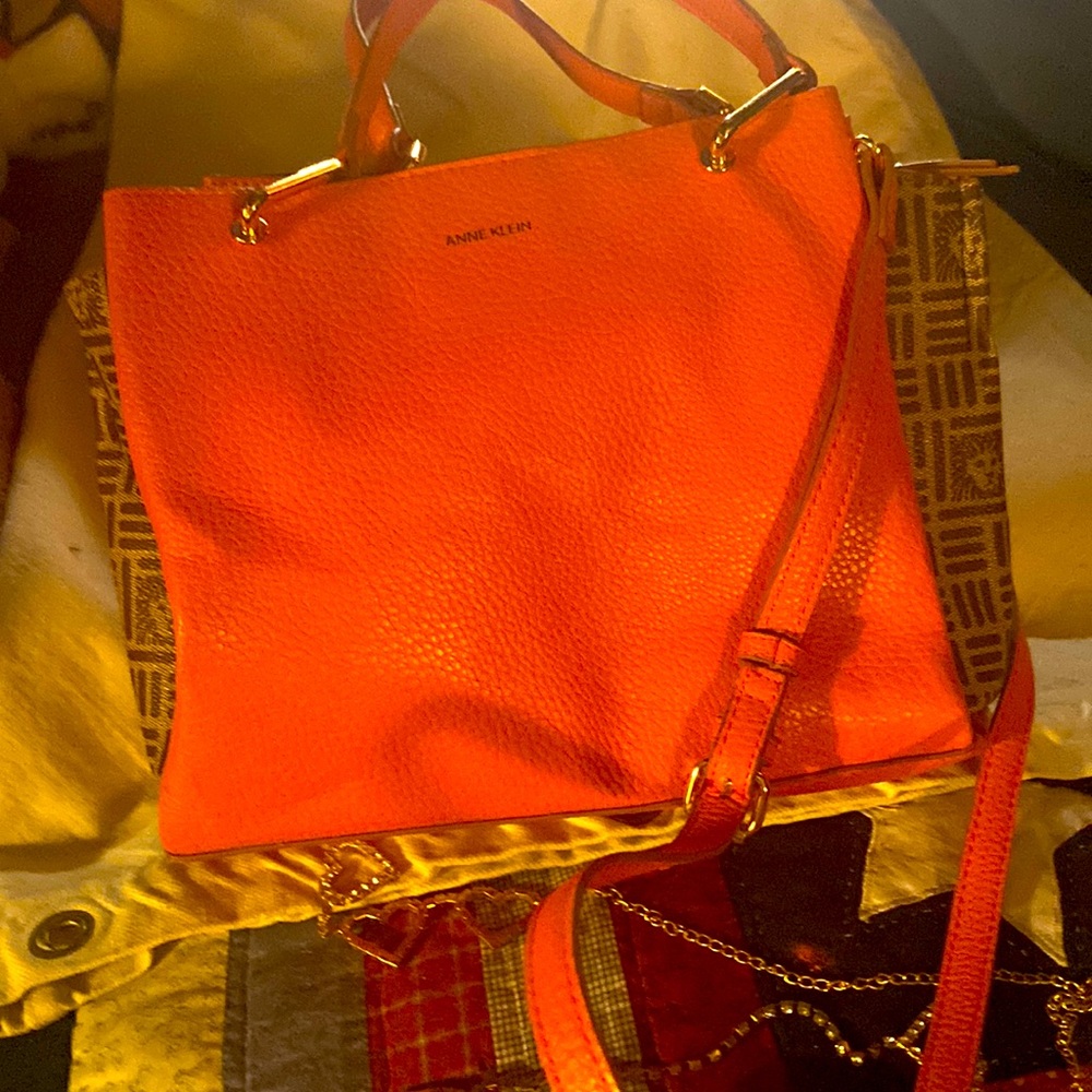 Anne Klein medium size bag! Sides expand with a little pleat